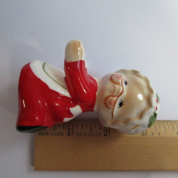 Lefton Santa & Mrs. Claus Hugging Japan Christmas Salt and Pepper Shakers Vtg - Picture 15 of 15